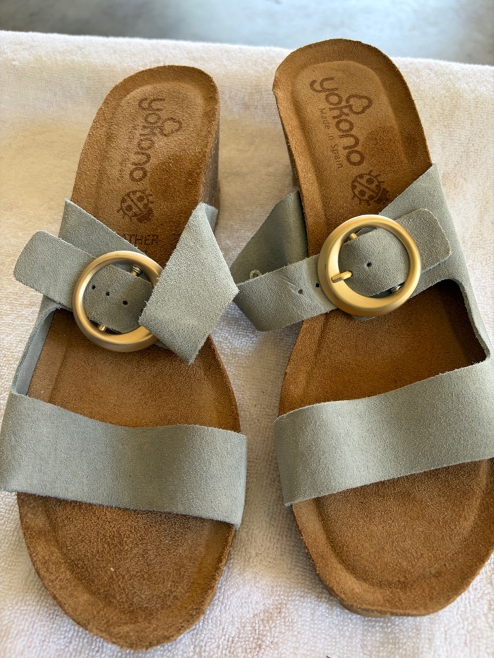 Yokono Women's Light Gray Suede Slide Sandals with Gold Buckle